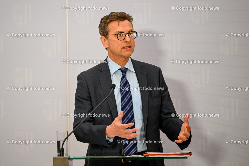 Pressekonferenz Land Ooe_ Gemeinsam geschafft - Maßnahmen zur Verbesserung fuer Mitarbeitende in den ooe. Spitaelern_ 10.04.2024-28 | 10.04.2024, Linz, AUT, Pressekonferenz Land Ooe, Gemeinsam geschafft - Maßnahmen zur Verbesserung fuer Mitarbeitende in den ooe. Spitaelern, im Bild Franz Harnoncourt (Vorsitzender der Geschaeftsfuehrung der Oberoesterreichischen Gesundheitsholding GmbH)