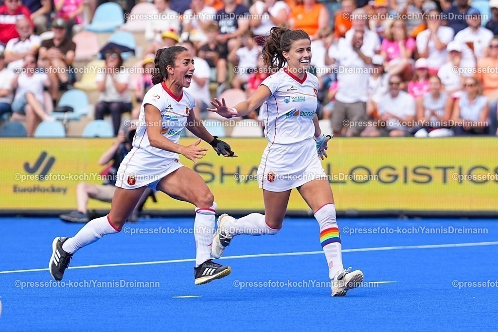 xydrx17082502008 | 17.08.2025, xydrx, Frauen EuroHockey Championship 2025, Spiel um Platz 3, Spanien - Belgien, Sparkassenpark Mönchengladbach: Lucia Jimenez (ESP #8) und Marta Segu (ESP #11) bejubeln den Sieg im Spiel um Platz 3