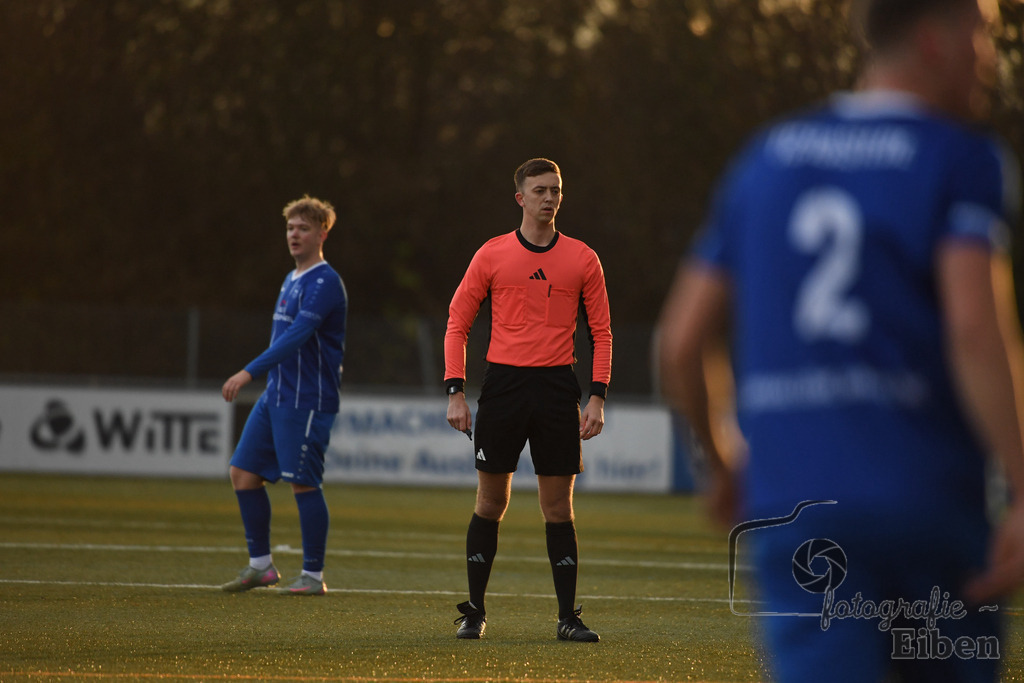 FC Rastede-WSC Frisia | Herren Bezirksliga 2; FC Rastede (blau)-WSC Frisia Wilhelmshaven (weiß) am 30.11.2025 in Rastede (Sportanlage Köttersweg); Photo: Philip Eiben 2025 - Realisiert mit Pictrs.com