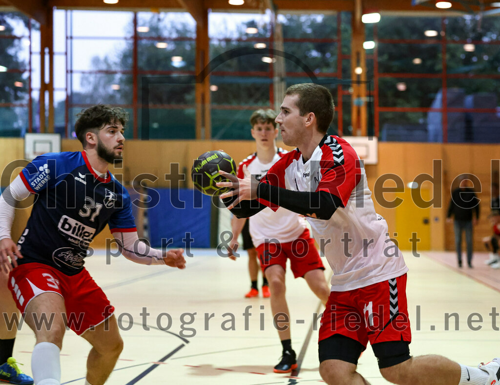 2022-09-24_046_SpVgg_Altenerding_gegen_HSG_Freising-Neufahrn | Erding, Deutschland, 24.09.2022:
Handball, Bezirksoberliga Männer 2022 / 2023, 2. Spieltag, SpVgg Altenerding gegen HSG Freising-Neufahrn, Endergebnis: 18:26

Petrit Guri (HSG Freising-Neufahrn, #31), Joseph Wyhnalek (SpVgg Altenerding, #11)

Foto: Christian Riedel / fotografie-riedel.net