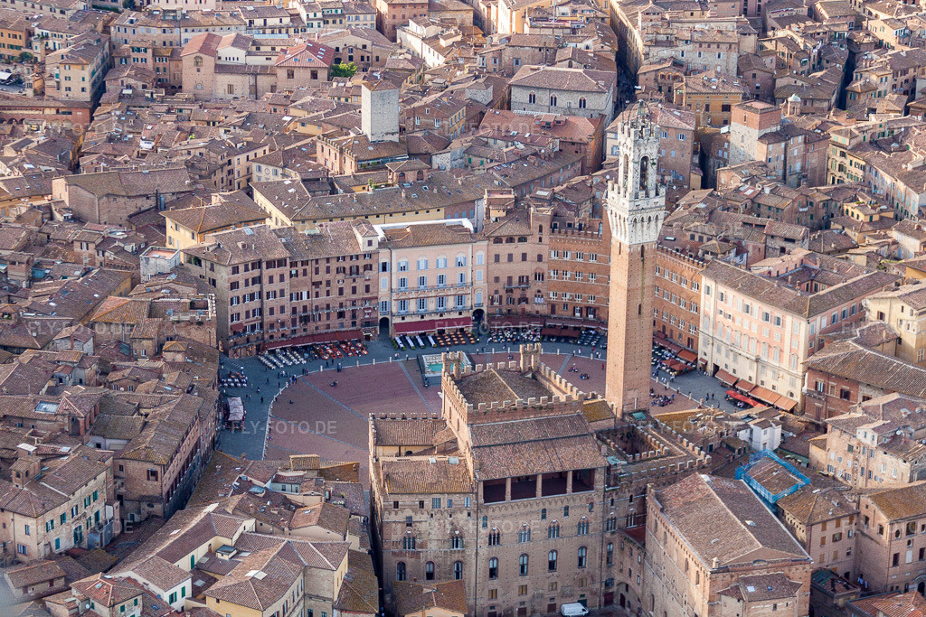 Luftbild: Platz- Ensemble des Piazza del Campo im Innenstadt- Zentrum in Siena im Bundesland Siena in Italien. – Foto: IMG_28474.jpg vom 03.06.2010 durch Werner Riehm/FLY-FOTO.de – Auflösung des Originals: 4752 x 3168 px