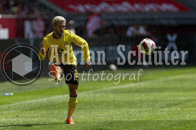 25.07.2026, GER, Fussball, Herren, Vorbereitungsspiel, Saison 2026/2027, Fortuna Düsseldorf - Borussia Dortmund | Yan Couto (BVB) in Aktion am Ball, Einzelaktion