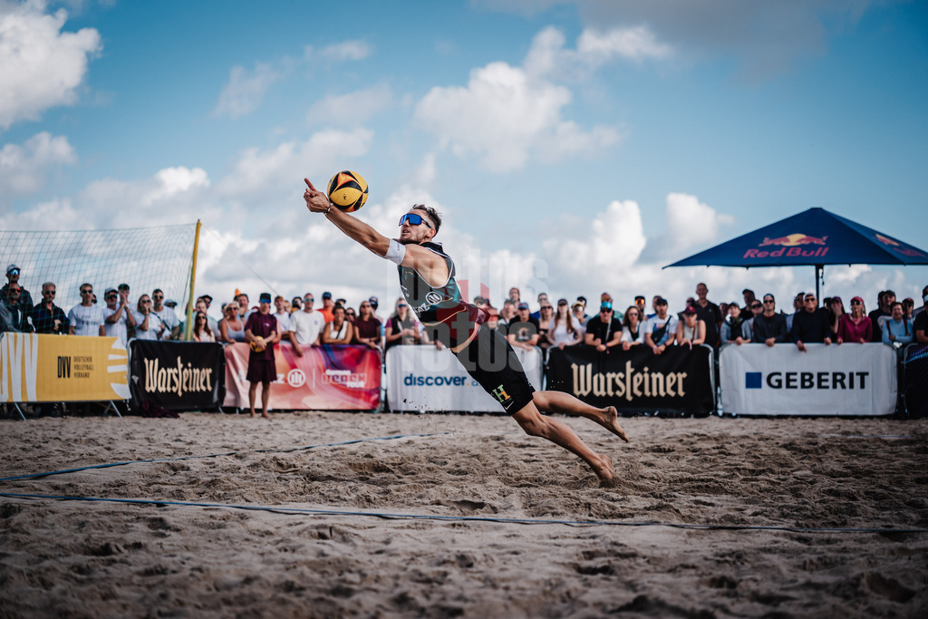 Beachvolleyball | Männer | Deutsche Meisterschaften 2025 Timmendorfer Strand | 06.09.2025 | Jonas Sagstetter springt zum Ball