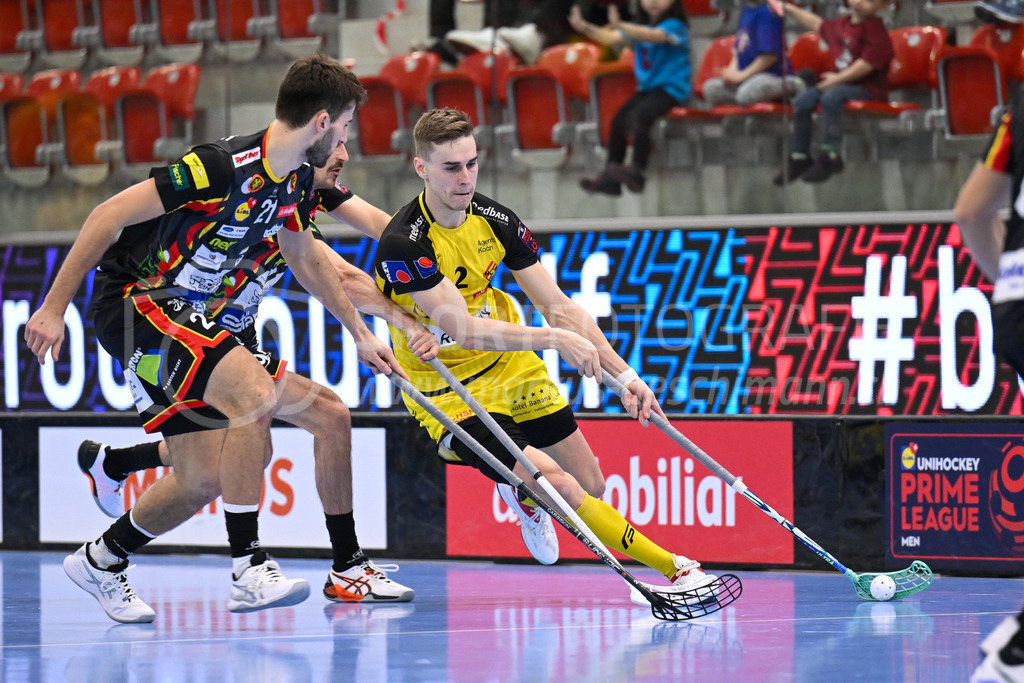 HC Rychenberg vs Tigers Langnau - 11. Dezember 2022 | HC Rychenberg vs Tigers Langnau
AXA Arena, Winterthur
Nicola Bischofberger (#2 HC Rychenberg) gegen Matteo Nico Steiner (#21 Tigers Langnau).
Bild: Sportfotografie Markus Aeschimann | www.markus-aeschimann.ch - Realisiert mit Pictrs.com