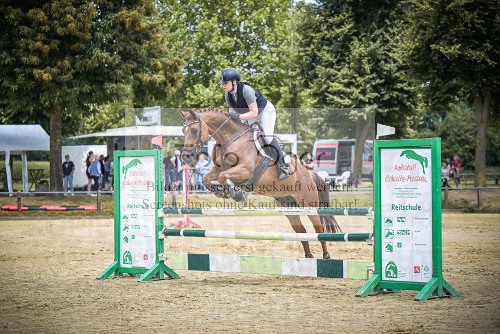 DOS_8451 | Entdecke hochwertige Reitturnierfotos von Foto Oger. Professionell, emotional und authentisch – jetzt Lieblingsmomente im Shop bestellen.Deutschlandweite Turnierfotografie. - Realisiert mit Pictrs.com