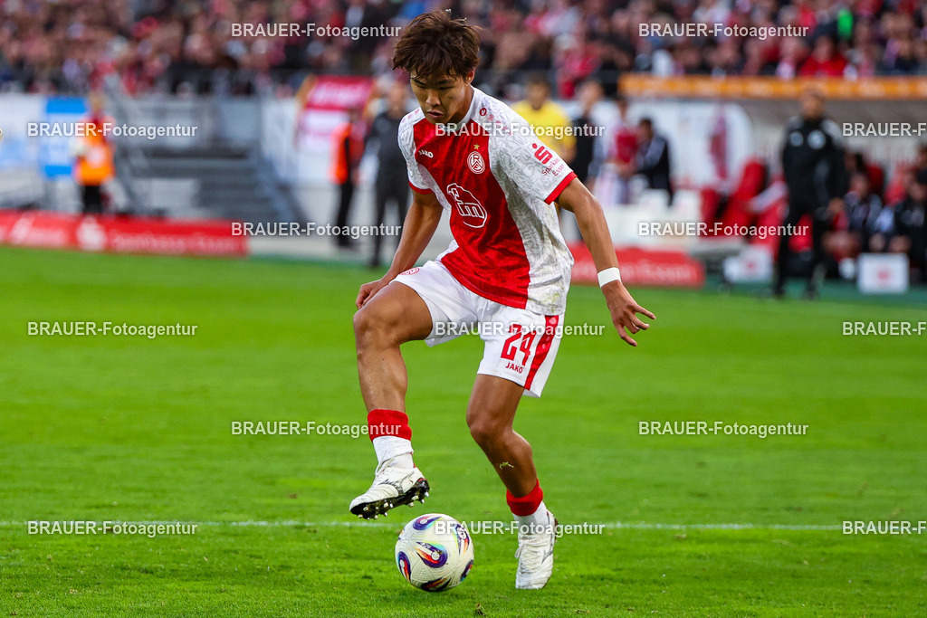 Rot-Weiss Essen - Viktoria Köln - 3.Liga | Essen, Deutschland, 18.10.2025 Kaito Mizuta  (Rot-Weiss Essen) Einzelaktion während des 3.Liga Spiels zwischen Rot-Weiss Essen- Viktoria Köln im Stadion an der Hafenstraße am 01.08.2025 in Essen. (Foto von Timo Bluhmki-Schmidt/ Brauer Fotoagentur
