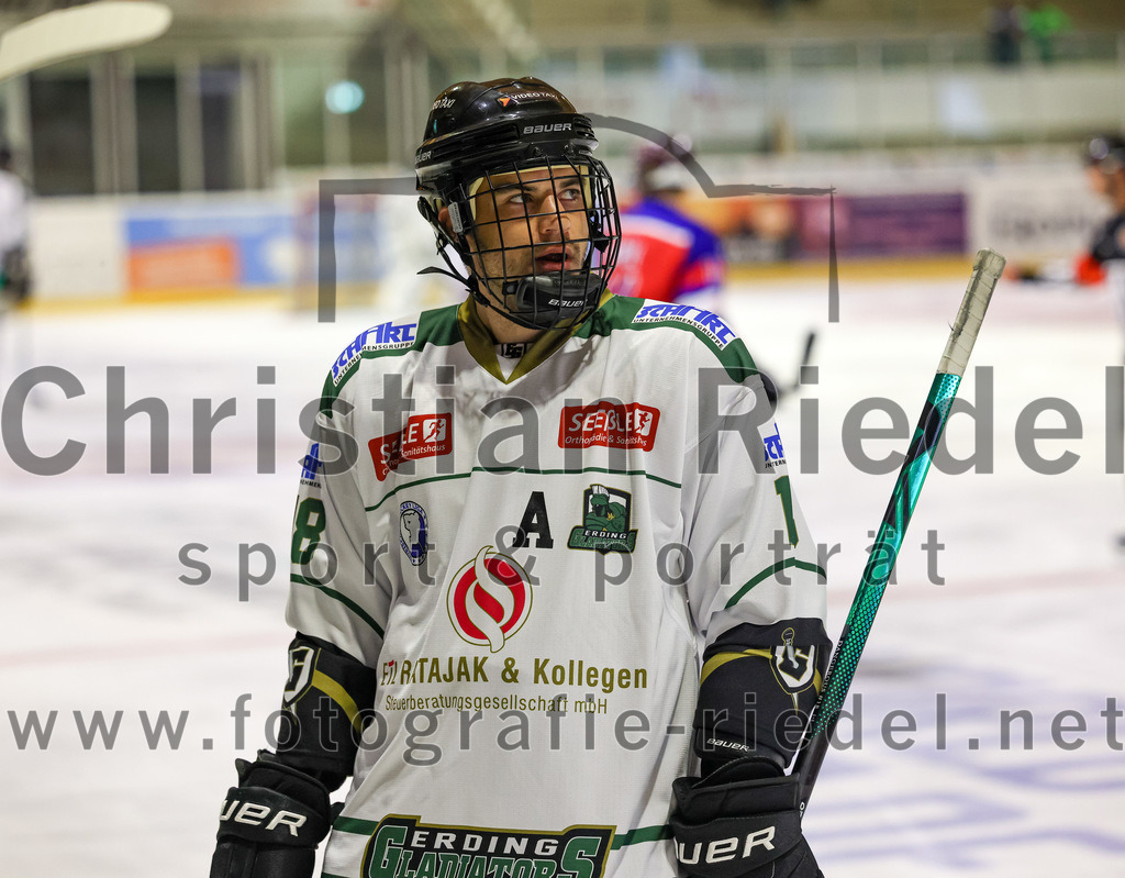 2022-09-09_036_TSV_Erding_gegen_Deggendorfer_SC | Erding, Deutschland, 09.09.2022:
Eishockey, Bayernliga 2022 / 2023, Testspiel, TSV Erding gegen Deggendorfer SC, Endergebnis: 2:5

Daniel Krzizok (Erding Gladiators, #18)

Foto: Christian Riedel / fotografie-riedel.net