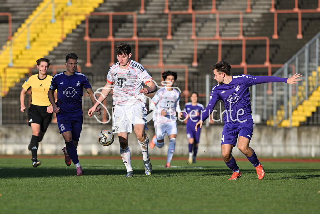 TSV Schwaben Augsburg - FC Bayern Amateure | AUGSBURG, GERMANY - 29. NOVEMBER: v. l. Matthias OSTRZOLEK (TSV Schwaben Augsburg 6), Richard Christian MEIER (FC Bayern München II 9) und Elias HERZIG (TSV Schwaben Augsburg 24) beim Ligaspiel zwischen dem TSV Schwaben Augsburg und den Amateuren des FC Bayern am 20. Spieltag der Regionalliga Bayern im Rosenaustadion