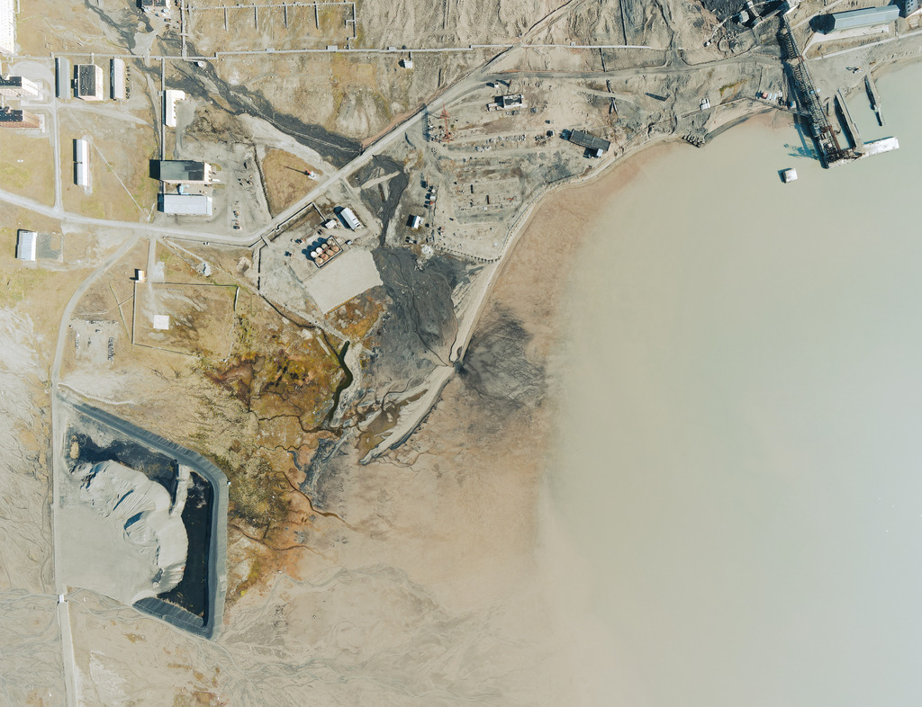 Pyramiden-auf-Spitzbergen-aus-der-Luft 22 - URBANISTER | default - Realisiert mit Pictrs.com