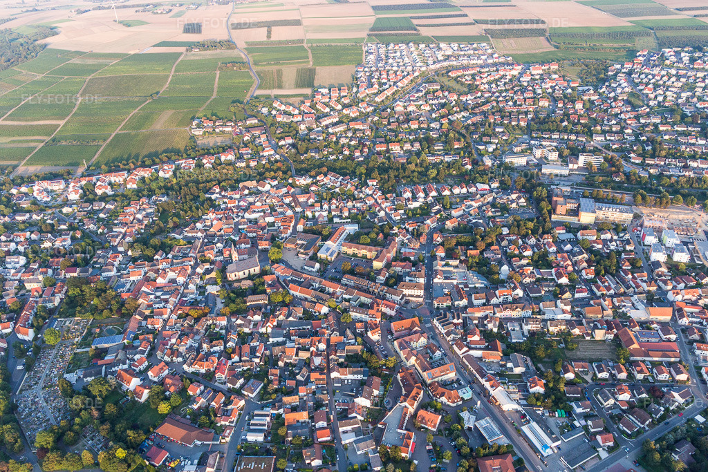 Luftbild: Ortsansicht der Straßen und Häuser der Wohngebiete in Nieder-Olm im Bundesland Rheinland-Pfalz in Deutschland. Foto: IMG_094717.jpg vom 21.09.2016 durch Werner Riehm/FLY-FOTO.de