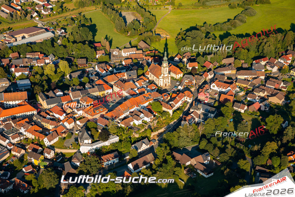 Das Luftbild zeigt :  Stadtsteinach - Die Luftaufnahme wurde 2024 vom UL-Flugzeug aus erstellt ( keine Drohne ) - Hochauflösende Luftaufnahme - Für grossformatige Ausdrucke geeignet. Die Geschenkidee !Mit Lizenz und Bildrechte bestellbar