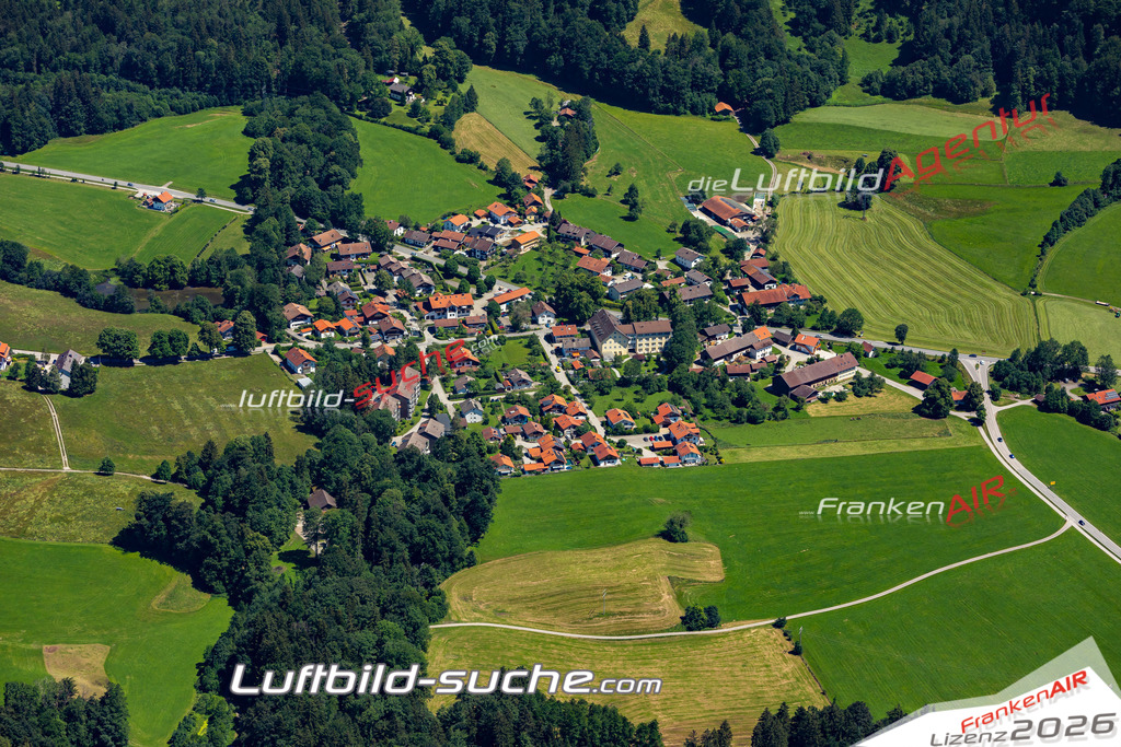 Aktuelles Luftbild von  Bad Heilbrunn - Die Luftaufnahme wurde 2022 mittels UL-Flugzeug erstellt ( keine Drohne ) - hochauflösende Kamera-Systeme von  Canon -Beste Qualität - Für grossformatige Ausdrucke geeignet. Die Geschenkidee !