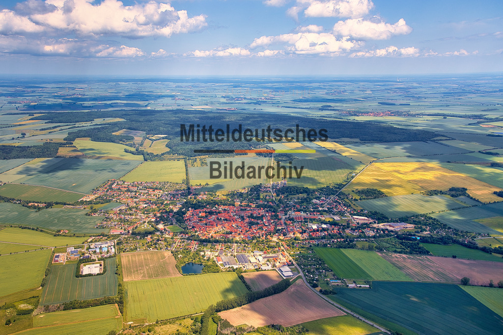 Osterwieck-Harz-Luftbild-Sachsen-Anhalt_4556 | Die Luftaufnahmen zeigen Osterwieck aus der Vogelperspektive. Zu sehen sind die historische Stadtstruktur, die Fachwerkbebauung und die landschaftliche Umgebung im nördlichen Harzvorland. Die Galerie dokumentiert die Stadt als bedeutenden historischen Ort im Landkreis Harz. - Realisiert mit Pictrs.com