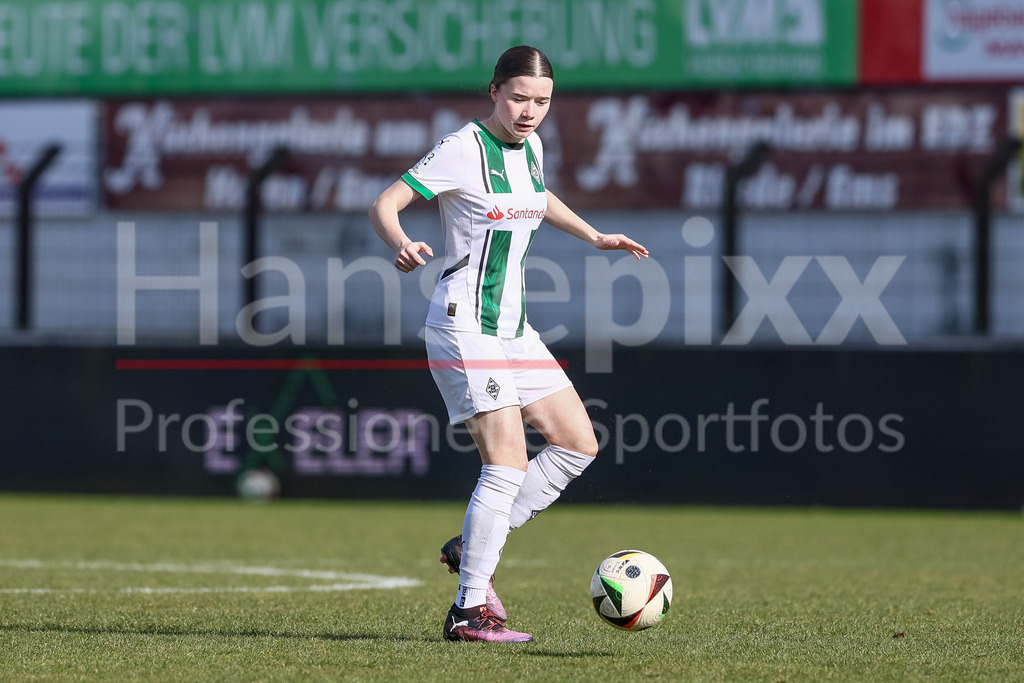 Fussball, 2. Frauen-Bundesliga, SV Meppen - Borussia Mönchengladbach | v.li.: Miriam Arici (Borussia Möchengladbach, 2) am Ball, Freisteller, Einzelbild, Ganzkörper, Aktion, Action, Spielszene, DIE DFB-RICHTLINIEN UNTERSAGEN JEGLICHE NUTZUNG VON FOTOS ALS SEQUENZBILDER UND/ODER VIDEOÄHNLICHE FOTOSTRECKEN. DFB REGULATIONS PROHIBIT ANY USE OF PHOTOGRAPHS AS IMAGE SEQUENCES AND/OR QUASI-VIDEO.