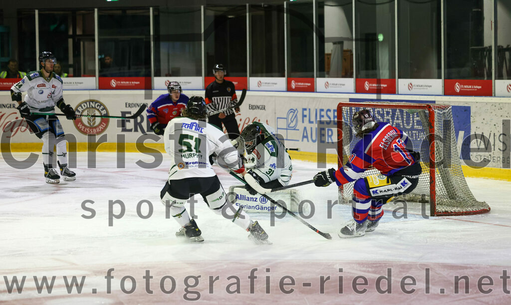 2022-09-09_122_TSV_Erding_gegen_Deggendorfer_SC | Erding, Deutschland, 09.09.2022:
Eishockey, Bayernliga 2022 / 2023, Testspiel, TSV Erding gegen Deggendorfer SC, Endergebnis: 2:5

Ryan Murphy (Erding Gladiators, #51), Torwart Christoph Schedlbauer (Erding Gladiators, #31), Julian-Maximilian Elsberger (Deggendorfer SC, #17)

Foto: Christian Riedel / fotografie-riedel.net