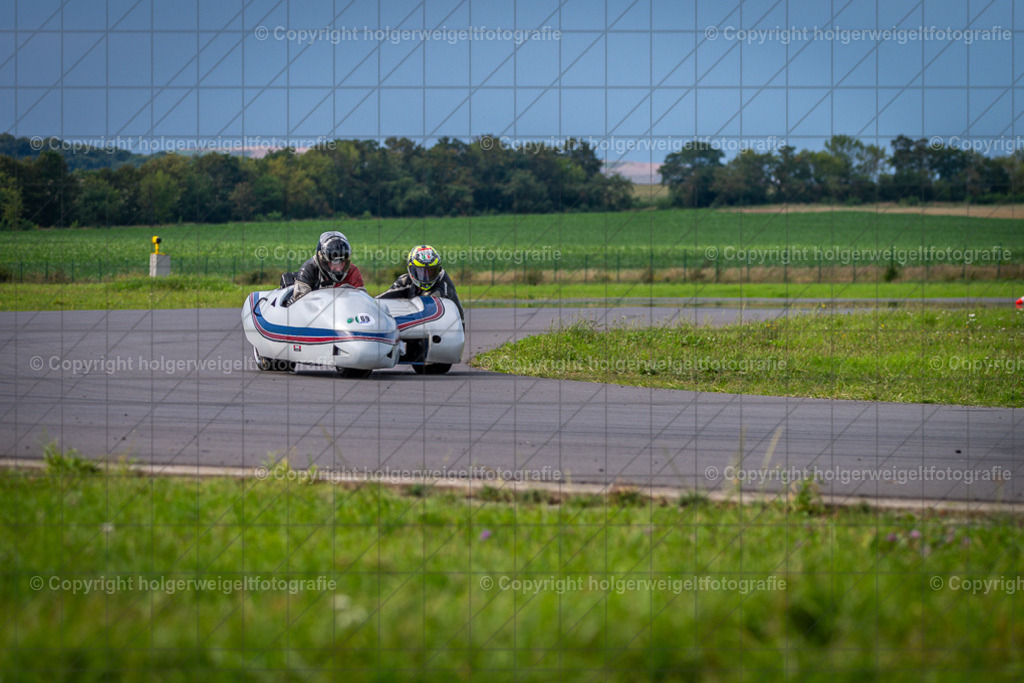 Renngespann | Foto vom 3. Classic Motor Weekend 18. - 20. August 2023 auf dem Flugplatz in Obermehler - Realisiert mit Pictrs.com