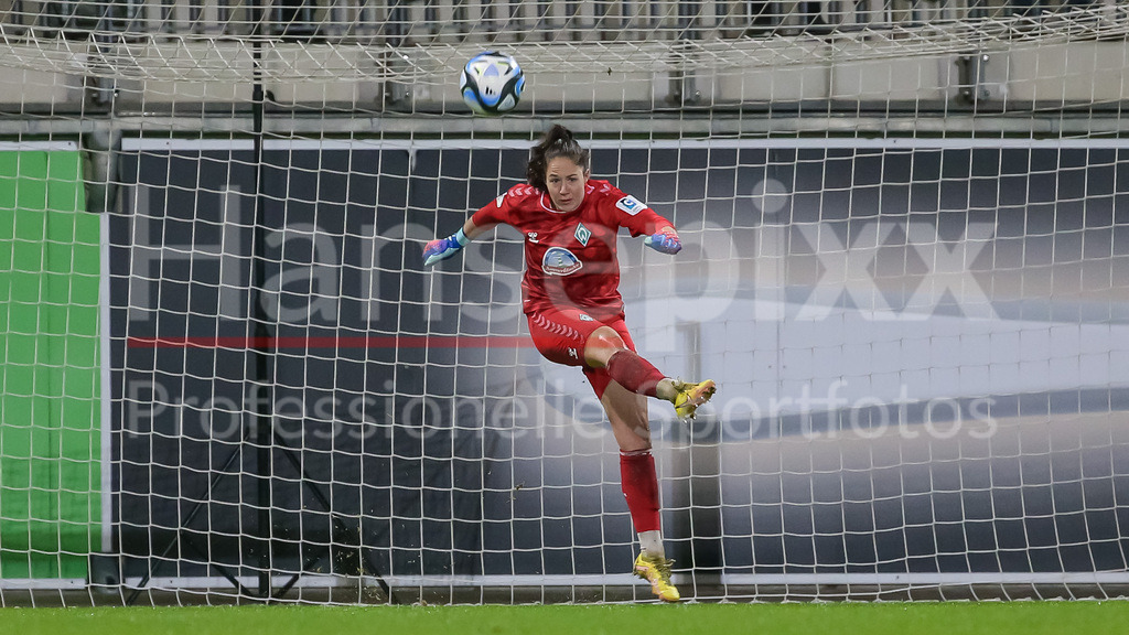 Fussball, DFB-Pokal Frauen, VfL Wolfsburg - SV Werder Bremen | v.li.: Livia Peng (Torhüterin, Torwart, SV Werder Bremen, 1) am Ball, Freisteller, Einzelbild, Ganzkörper, Aktion, Action, Spielszene, DIE DFB-RICHTLINIEN UNTERSAGEN JEGLICHE NUTZUNG VON FOTOS ALS SEQUENZBILDER UND/ODER VIDEOÄHNLICHE FOTOSTRECKEN. DFB REGULATIONS PROHIBIT ANY USE OF PHOTOGRAPHS AS IMAGE SEQUENCES AND/OR QUASI-VIDEO.