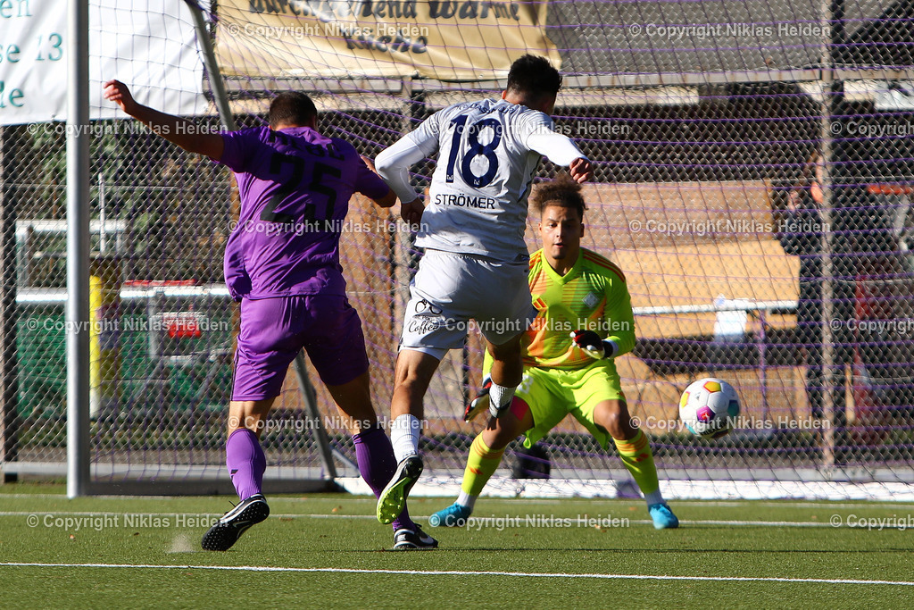 NH_HEBC_TuSDassendorf_OberligaHamburg_03112024 | #25 Bastian Marko Stech (HEBC), #18 Len Aike Strömer (TuS Dassendorf)Fußball I Herren I Gamesright Oberliga Hamburg I Saison 2024-2025 I 15. Spieltag I HEBC - TuS Dassendorf I 03.11.2024 I Reinmüllerplatz