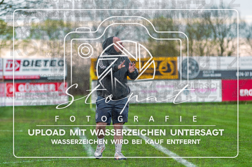 FGFSSGN-1047 | Marvin Dietrich (SG Nordheide 3 - Trainer) beim Herren 3. Kreisklasse HK Spiel zwischen FG Fulde-Stellichte II und SG Nordheide III im Fulder Zentralstadion, Fulde (Simon Paul Stopat) - Realisiert mit Pictrs.com
