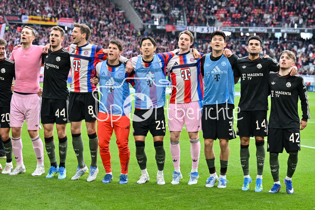SC Freiburg - FC Bayern München | FREIBURG, GERMANY - 04. APRIL: die Spieler der Gäste feiern zusammen mit den Fans den 2-3 Auswärtssieg in Freiburg während dem Bundesligamatch zwischen dem SC Freiburg und dem FC Bayern München am 28. Spieltag im Europa-Park Stadion / DFL REGULATIONS PROHIBIT ANY USE OF PHOTOGRAPHS AS IMAGE SEQUENCES AND/OR QUASI-VIDEO / Manuel NEUER (FC Bayern Munich 1), Josip STANISIC (FC Bayern Munich 44), Leon GORETZKA (FC Bayern Munich 8), Hiroki ITO (FC Bayern Munich 21), Jonas Kurt URBIG (FC Bayern Munich 40), Minjae KIM (FC Bayern Munich 3), Luis DIAZ (FC Bayern Munich 14) unfcb42