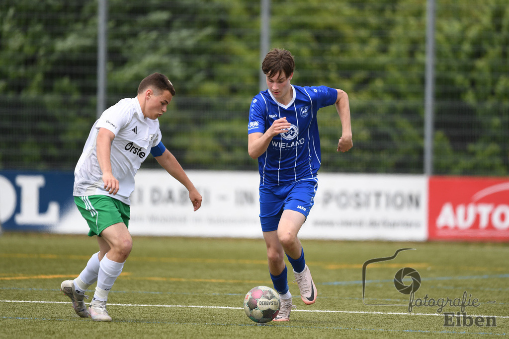 FC Rastede-JSG Esens/Dornum | B-Jugend Bezirksliga; FC Rastede (blau)-JSG Esens/Dornum (weiß) am 24.05.2025 in Rastede (Sportanlage Kötterswegs), Photo: Philip Eiben 2025 - Realisiert mit Pictrs.com