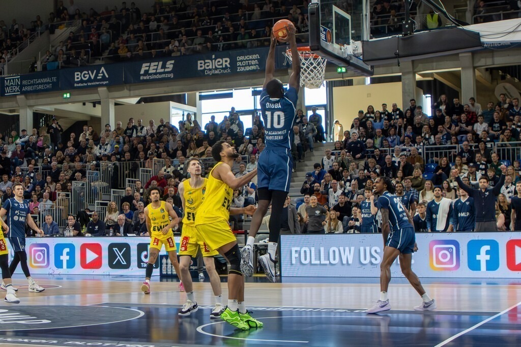 easy Credit BBL, Basketball Bundesliga, Saison 2024/25, 22. Spieltag: MLP Academics Heidelberg gegen EWE Baskets Oldenburg***Dunk von Bakary Dibba (10, Heidelberg) | easy Credit BBL, Basketball Bundesliga, Saison 2024/25, 22. Spieltag: MLP Academics Heidelberg gegen EWE Baskets Oldenburg***Dunk von Bakary Dibba (10, Heidelberg) - Realisiert mit Pictrs.com