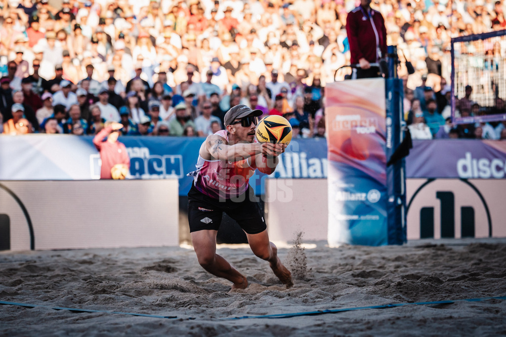 Beachvolleyball | Männer | Finale | Deutsche Meisterschaften 2025 Timmendorfer Strand | 07.09.2025 | Lukas Pfretzschner spielt den Ball