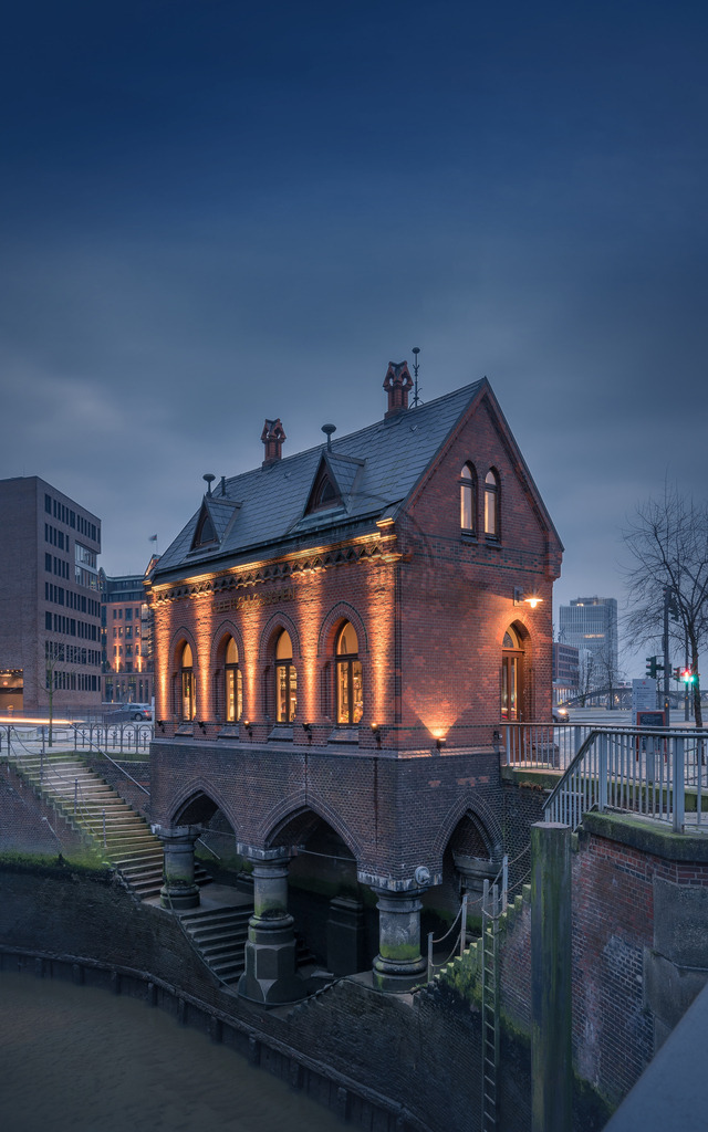 Fleetschlösschen Hamburg blaue Stunde | Exklusive Hamburg collagen, tolle Segelbilder und viele weitere tolle Motive auf Leinwand, Poster, Alu-Dibond, u.v.m. findet Ihr bei uns auf hamburgbild.de. Findet Euer Wandbild für Euer Zuhause, Büro oder die  Praxis…. - Realisiert mit Pictrs.com