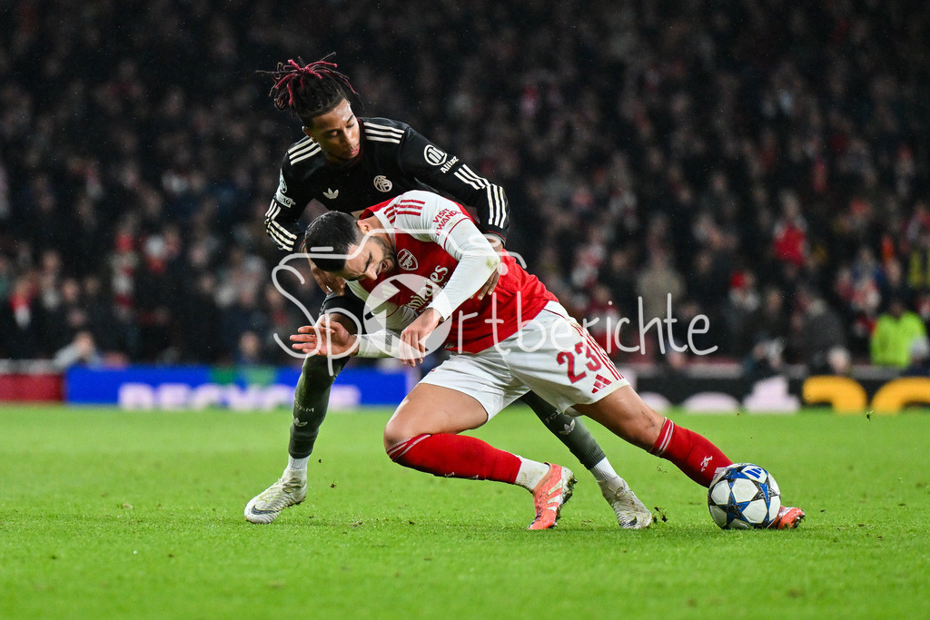 Arsenal FC - FC Bayern München | LONDON, ENGLAND - 26. NOVEMBER: im Duell Michael OLISE (FC Bayern Munich 17) und Mikel MERINO (Arsenal FC 23) beim Ligaspiel zwischen Arsenal London und dem FC Bayern München am 5. Spieltag der UEFA Champions League im Emirates Stadium am 26.11.2025