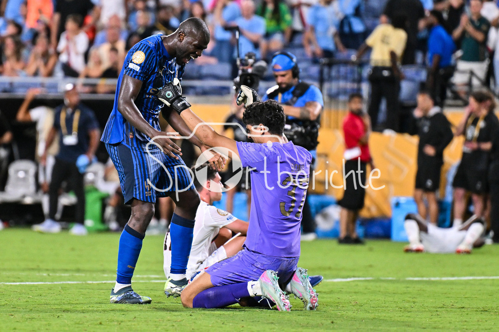 Manchester City - Al-Hilal SFC | Grenzenloser Jubel bei Al-Hilal nach dem Sieg in der Verlaengerung gegen ManCity / FIFA Club World Cup: Manchester City - Al-Hilal SFC, Camping World Stadium am 30.06.2025 / NOT FOR SALE IN USA / Yassine BOUNOU (Al-Hilal 37)