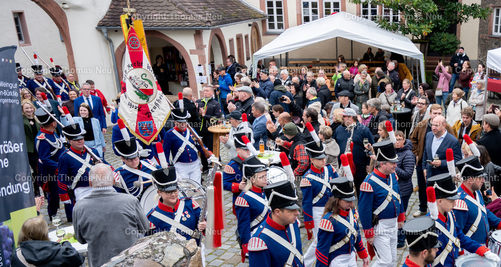 Katja_Simon-Botschafterin_der_Bergstrasse-77 | bre,bzw,Zwingenberg, Die deutsche Winprinzessin Katja Simon wurde am 19.Oktober im Diefenbachsaal in Zwingenberg von Landrat Christian Engelhardt zur Botschafterin der Bergstraße ernannt, sie trug sich in das goldne Buch des Kreises und der Stadt Zwingenberg zusammen mit der Deutschen Weinkönigin Anna Zens (blaue Jacke) und Weinprinzessin Emma Meinhardt (links) ein, danach Weinfest im Hof des Rathauses , mit Einzug der drei gekrönten Häupter mit Oald Bensem, Fraa vun Bensem Doris Walter war auch dabei,