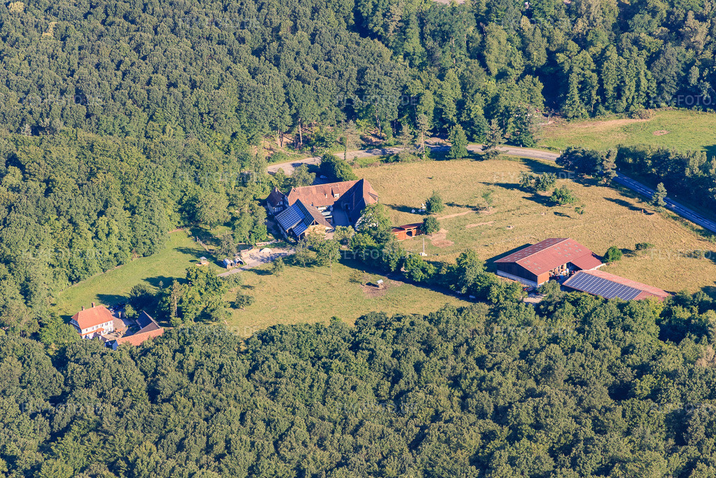 Luftbild: ferme Auberge du Moulin des Sept Fontaines in Drachenbronn-Birlenbach im Bundesland Bas-Rhin in Frankreich. – Foto: IMG_082979.jpg vom 26.06.2015 durch Werner Riehm/FLY-FOTO.de – Auflösung des Originals: 5472 x 3648 px – WWW.AUBERGE7FONTAINES.COM