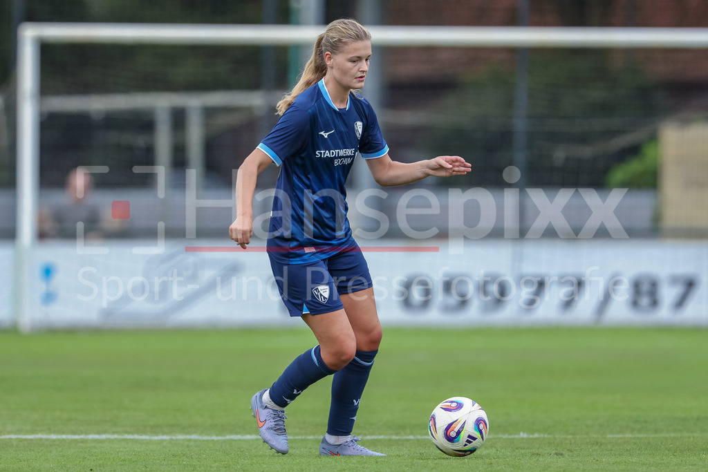 Fussball, Testspiel Frauen, SV Meppen - VfL Bochum | Bente Fischer (VfL Bochum, 3) am Ball, Freisteller, Einzelbild, Ganzkörper, Aktion, Action, Spielszene