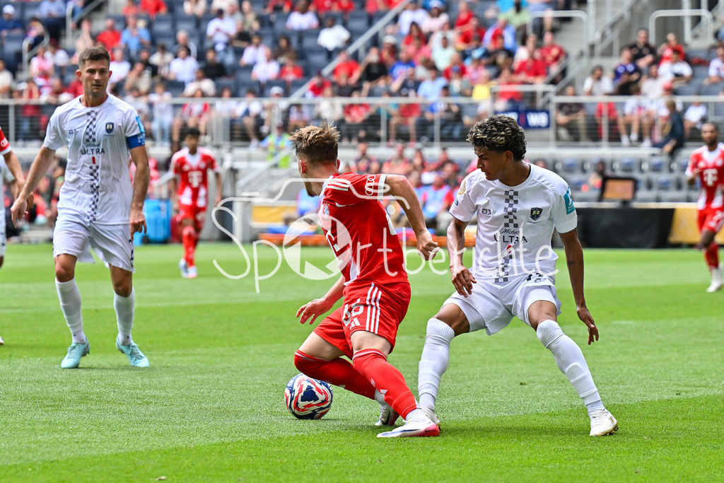 FC Bayern München - TQL Stadium | Im Duell Lennart KARL (FC Bayern Muenchen 46) und Jerson LAGOS (Auckland City FC 17) / Zweikampf / FIFA Club World Cup: FC Bayern Muenchen - Auchkland City FC, TQL Stadium am 15.06.2025 / BLD / ZDF / NOT FOR SALE IN USA