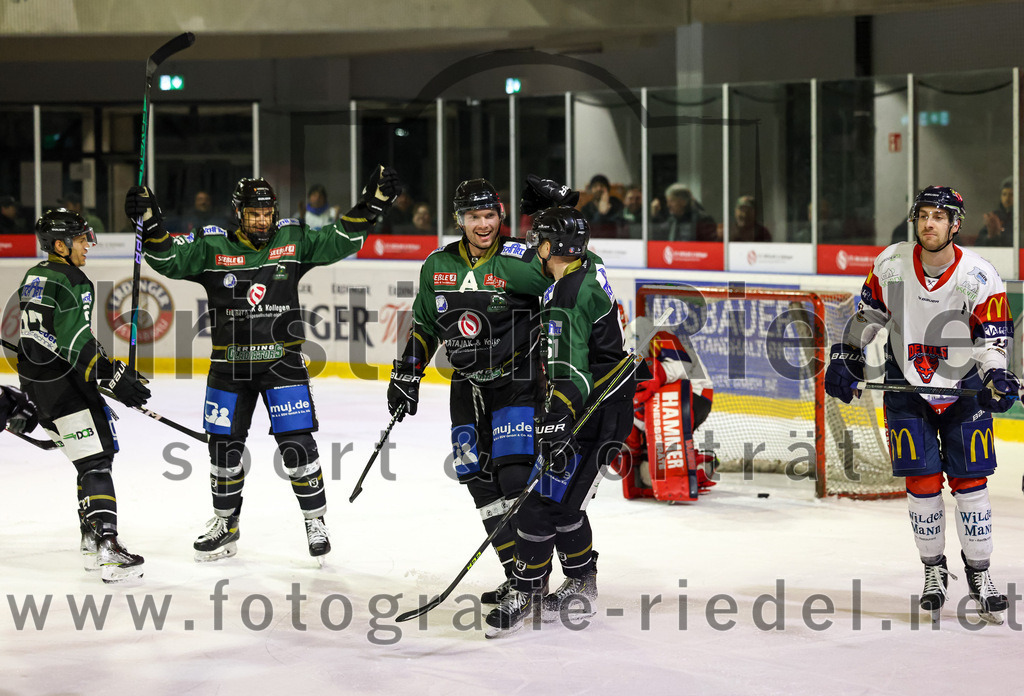 2023-02-19_107_TSV_Erding_gegen_VfE_Ulm-Neu-Ulm | Erding, Deutschland, 19.02.2023:
Eishockey, Bayernliga Meisterrunde Gruppe B 2022 / 2023, 5. Spieltag, TSV Erding gegen VfE Ulm/Neu-Ulm, Endergebnis: 

Mark Waldhausen (Erding Gladiators, #27), Daniel Krzizok (Erding Gladiators, #18), Thomas Plihal (Erding Gladiators, #39), Roni Rukajärvi (Erding Gladiators, #61)

Foto: Christian Riedel / fotografie-riedel.net