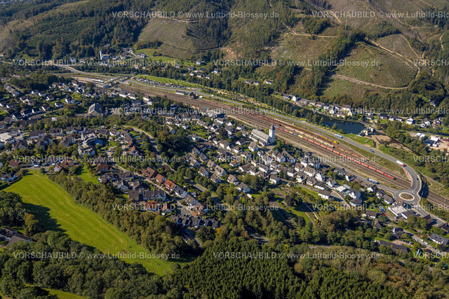 Finnentrop230908579 | Luftbild, Kath. Pfarrkirche St. Johannes Nepomuk, am Güterbahnhof, Altfinnentrop, Finnentrop, Sauerland, Nordrhein-Westfalen, Deutschland
