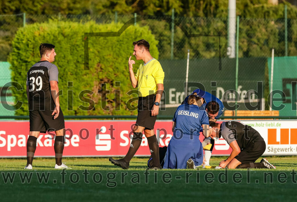 2023-07-14_121_FC_Langengeisling_gegen_FC_Velden-Eberspoint | Erding, Deutschland, 14.07.2023:
Fußball, Bezirksliga Oberbayern Ost 2023 / 2024, Testspiel, FC Langengeisling gegen FC Velden-Eberspoint, Endergebnis: 5:0

Florian Rupprecht (FC Langengeisling, #11), Schiedsrichter Julian Neumann, Physio Jana Otto (FC Langengeisling), Michael Faltlhauser (FC Langengeisling, #4)

Foto: Christian Riedel / fotografie-riedel.net