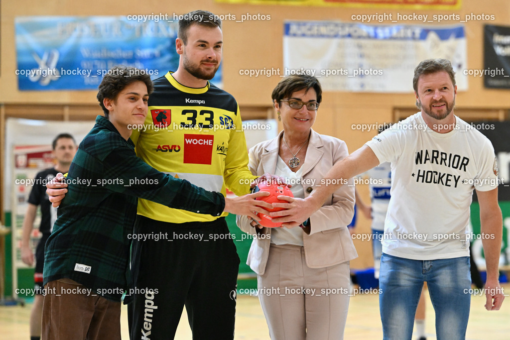 SC Ferlach vs. HC Linz AG 11.10.2023 | #33 STRIEBNIG Florian SC Ferlach, Landesrätin Kärnten Beate PrettnerSC Ferlach vs. HC Linz AG 11.10.2023, SC Ferlach vs. HC Linz AG am 11.10.2023 in Ferlach (Ballspielhalle Ferlach), Austria, (Photo by Bernd Stefan)