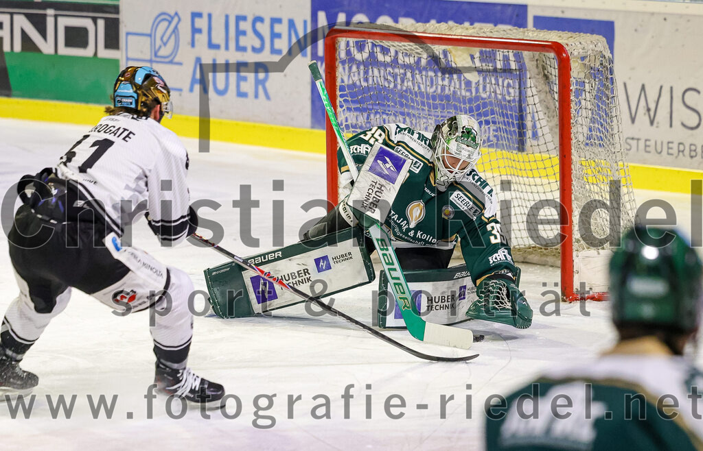 2025-11-25_053_TSV_Erding_gegen_EHF_Passau_Black_Hawks | Erding, Deutschland, 25.11.2025:Eishockey, Oberliga Süd 2025 / 2026, 20. Spieltag, TSV Erding gegen EHF Passau Black Hawks, Endergebnis: 2:3 n.V.Brendan Harrogate (EHF Passau Black Hawks, #61), Torwart Leon Meder (Erding Gladiators, #39)Foto: Christian Riedel / fotografie-riedel.net