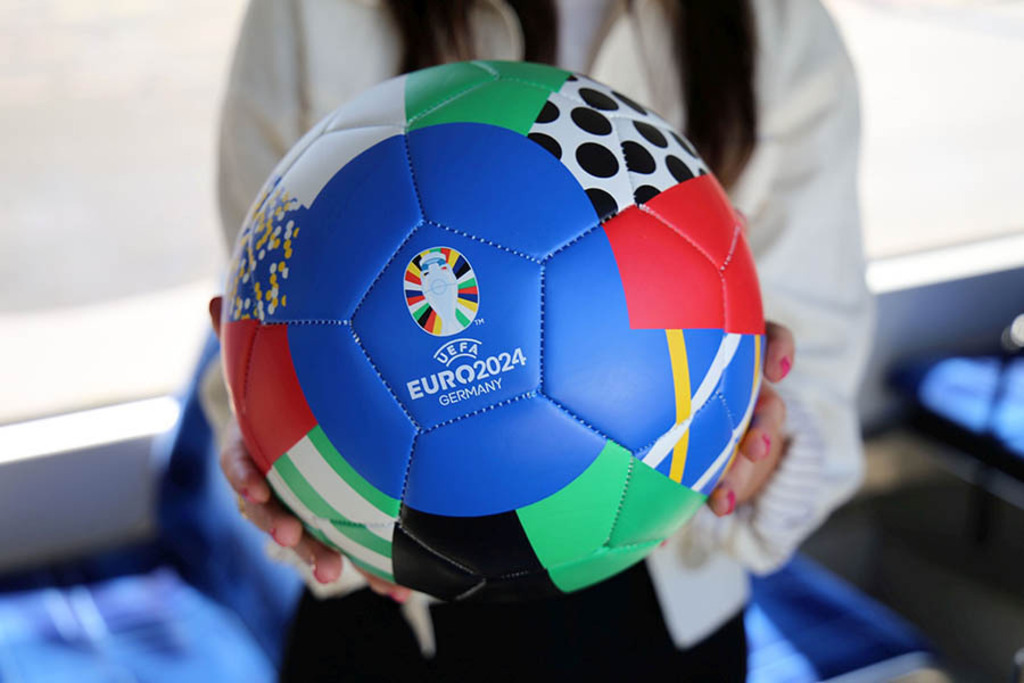 UEFA EURO 2024 in Leipzig - Fan Zone auf dem Augustusplatz | Entdecke über 20 Kategorien Leipzig-Motive: Foto-Downloads, hochwertige Poster, Leinwand- & Fine-Art-Prints. Jetzt Lieblingsfoto im Bildlexikon Leipzig Shop bestellen!