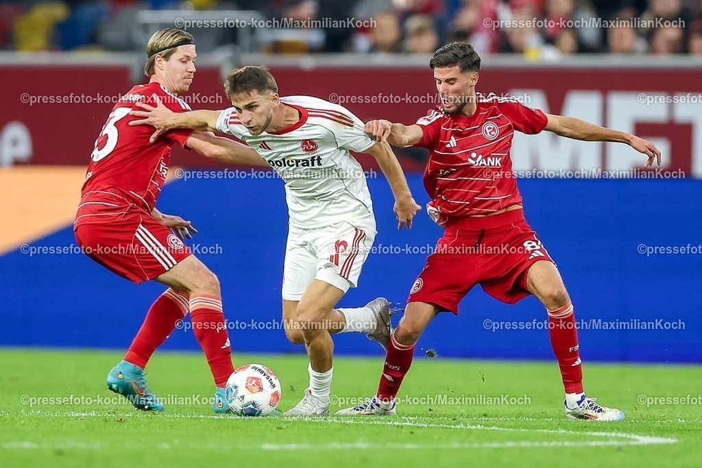 F9503102501067 | 03.10.2025, Fußball, Fortuna Düsseldorf - 1.FC Nürnberg, 2. Fußball Bundesliga, Merkur Spiel-Arena, Saison 2025 2026: Shinta Appelkamp (Fortuna Düsseldorf #23) Florian Flick (1FC Nuernberg #06) Anouar El Azzouzi (Fortuna Düsseldorf #08) im Zweikampf   DFB regulations prohibit any use of photographs as image sequences and or quasi-video.