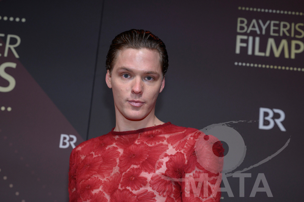 _DWI4704 | Til Schindler bei der Verleihung des 47. Bayerischen Filmpreises 2026  im Prinzregententheater. München, Deutschland. Der Bayerische Filmpreis wird seit 1979 von der Bayerischen Staatsregierung verliehen, um die Bedeutung des Kinofilms als Kulturgut herauszustellen - Realisiert mit Pictrs.com