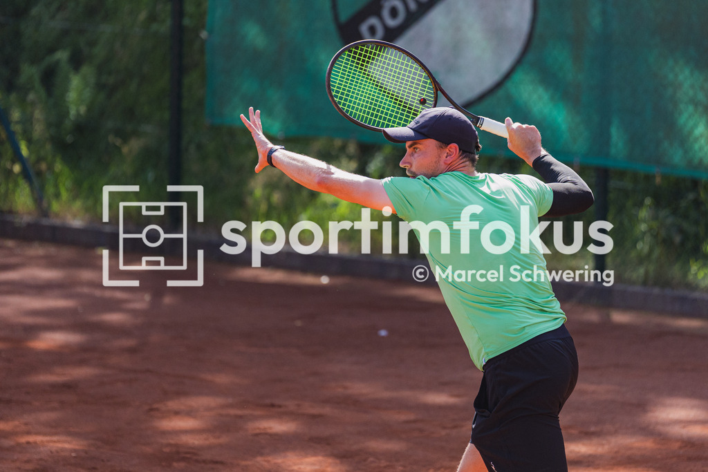 Wuppertaler Tennis-Stadtmeisterschaften | Jan Henri Augustat (Bayer Wuppertal) bei einer Vorhand. Herren-Finale der Wuppertaler Tennis-Stadtmeisterschaften, Wuppertal, 09.08.2026. - Realisiert mit Pictrs.com