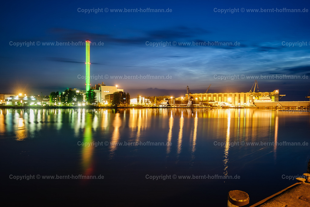 NLC_6608mod2_45x30 | FOTOGRAFIE. Leuchtende Nachtwolken über dem Flensburger Hafen. __ Silbrig weißlich reflektierende " Nachtwolken " erscheinen hinter dunklen so genannten Wetterwolken. Der regionale Energieversorger " Stadtwerke Flensburg " strahlt insbesondere den Betriebsschornstein seit einigen Jahren nachts mit grünem Licht an. Das hell erleuchtete Betriebsgelände der Werft ( Flensburger Schiffbau -Gesellschaft ) zeugt von einer Nachtschicht der Werftarbeiter.  __ Seitenverhältnis = 3 zu 2. - Realisiert mit Pictrs.com