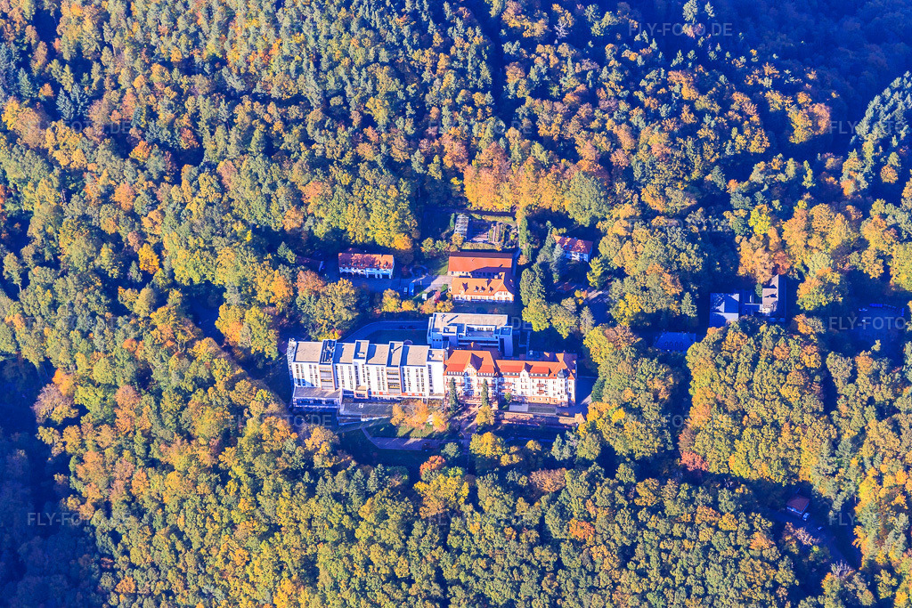Luftbild: Fachklinik Eußerthal von Süden in Eußerthal im Bundesland Rheinland-Pfalz in Deutschland. – Foto: IMG_104034.jpg vom 14.10.2017 durch Werner Riehm/FLY-FOTO.de – Auflösung des Originals: 4938 x 3292 px – Fachklinik Eußerthal | Fachklinik Eußerthal