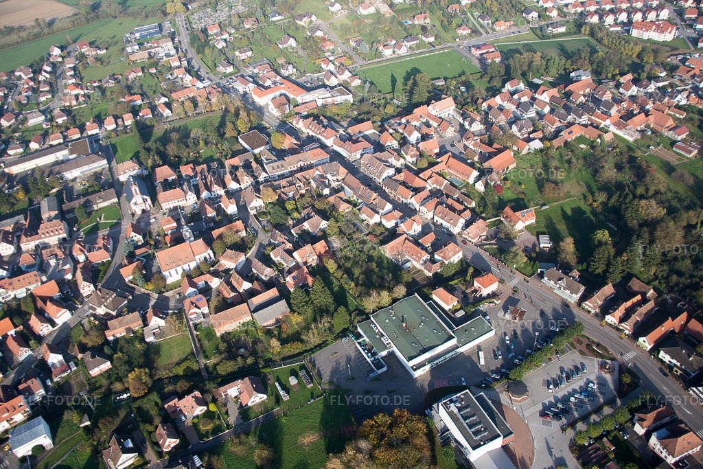 Luftbild: Ortsansicht in Soultz-sous-Forêts im Bundesland Bas-Rhin in Frankreich. Foto: IMG_075565.jpg vom 01.11.2014 durch Werner Riehm/FLY-FOTO.de