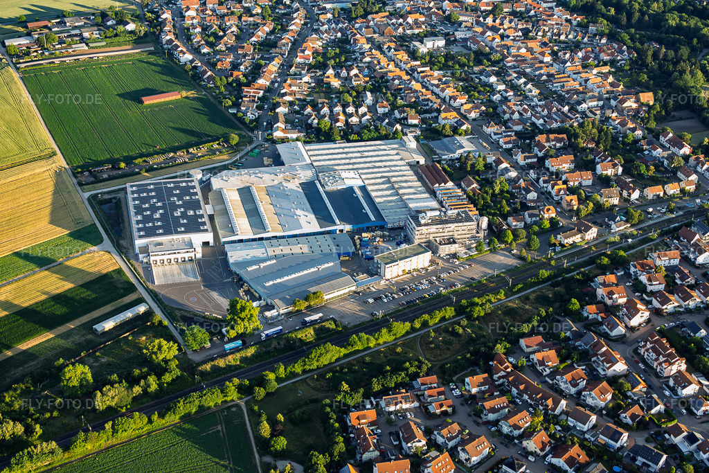 Luftbild: Baustelle zum Bau des neuen Verwaltungsgebäudes der Kardex Remstar in Bellheim im Bundesland Rheinland-Pfalz in Deutschland. – Foto: IMG_157112.jpg vom 18.06.2026 durch Werner Riehm/FLY-FOTO.de – Auflösung des Originals: 6000 x 4000 px – Offizielle von Kardex | Kardex Remstar | Kardex Mlog