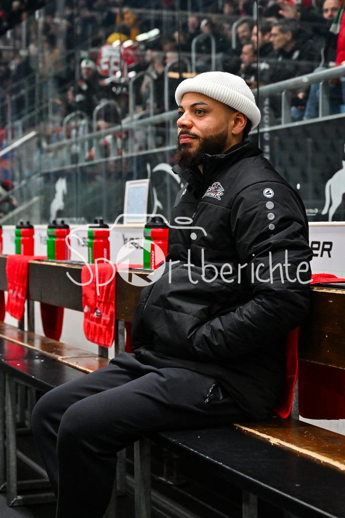 Augsburger Panther - Nürnberg Ice Tigers | AUGSBURG, GERMANY - 28. NOVEMBER: im Bild Miles HOLLOWAY beim warmup vor dem Ligaspiel zwischen den Augsburger Panthern und den Nürnberg Ice Tigers am 23. Spieltag der Penny DEL im Curt Frenzel Stadion