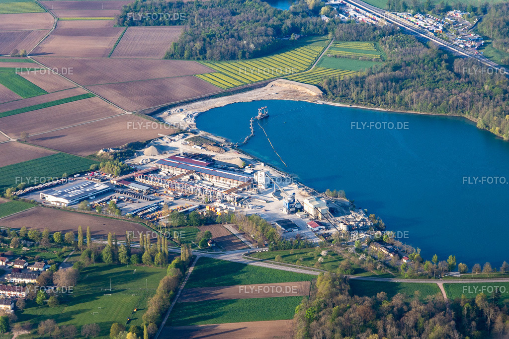 Schwarzwälder Beton-Ferigteilewerk an der Kiesgrube Lahr Kippenheimweiler am Waldmattensee | Luftbild: Schwarzwälder Beton-Ferigteilewerk an der Kiesgrube Lahr Kippenheimweiler am Waldmattensee im Ortsteil Kippenheimweiler in Lahr im Bundesland Baden-Württemberg in Deutschland. Foto: IMG_126589.jpg vom 25.04.2021 durch ©2025 Werner Riehm fly-foto.de/copyright - Realisiert mit Pictrs.com