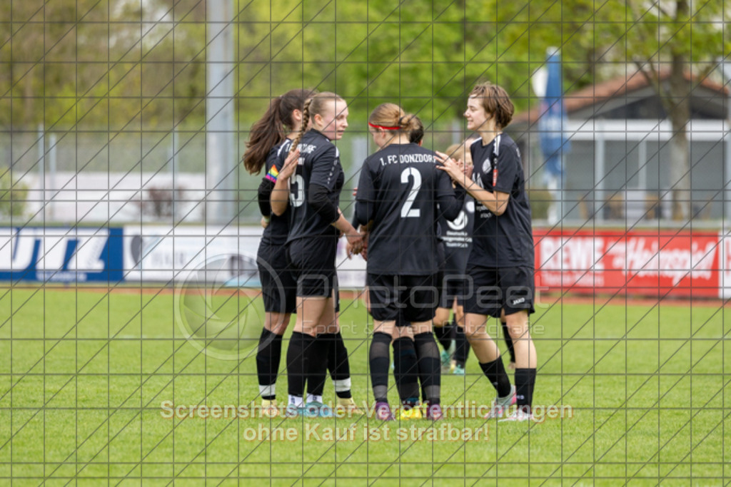 20260419_134556_0235 | #,1.FC Donzdorf (schwarz) vs. SGM Oppenweiler-Sulzbach (türkis), Fussball, Frauen-Verbandsliga Württemberg, 16. Spieltag, Saison 2025/2026, Rasenplatz Lautertal Stadion, Süßener Straße 16, 73072 Donzdorf, 19.04.2026 - 13:00 Uhr,Foto: PhotoPeet / Sport- &amp; Eventfotografie / Peter Harich